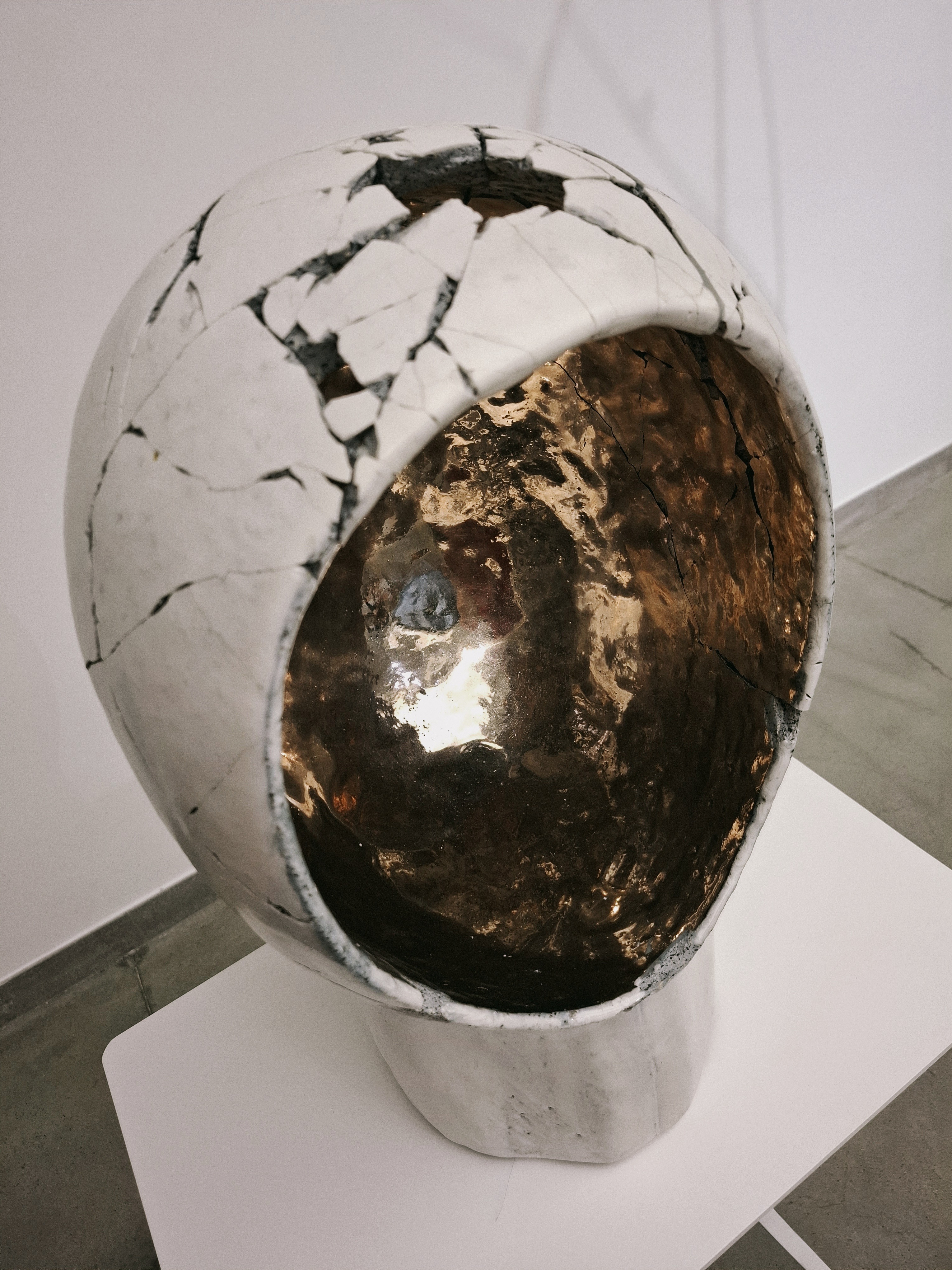 Sculpture exhibition at Państwowa Galeria Sztuki in Sopot featuring contemporary ceramic, textile and sculptural artworks.