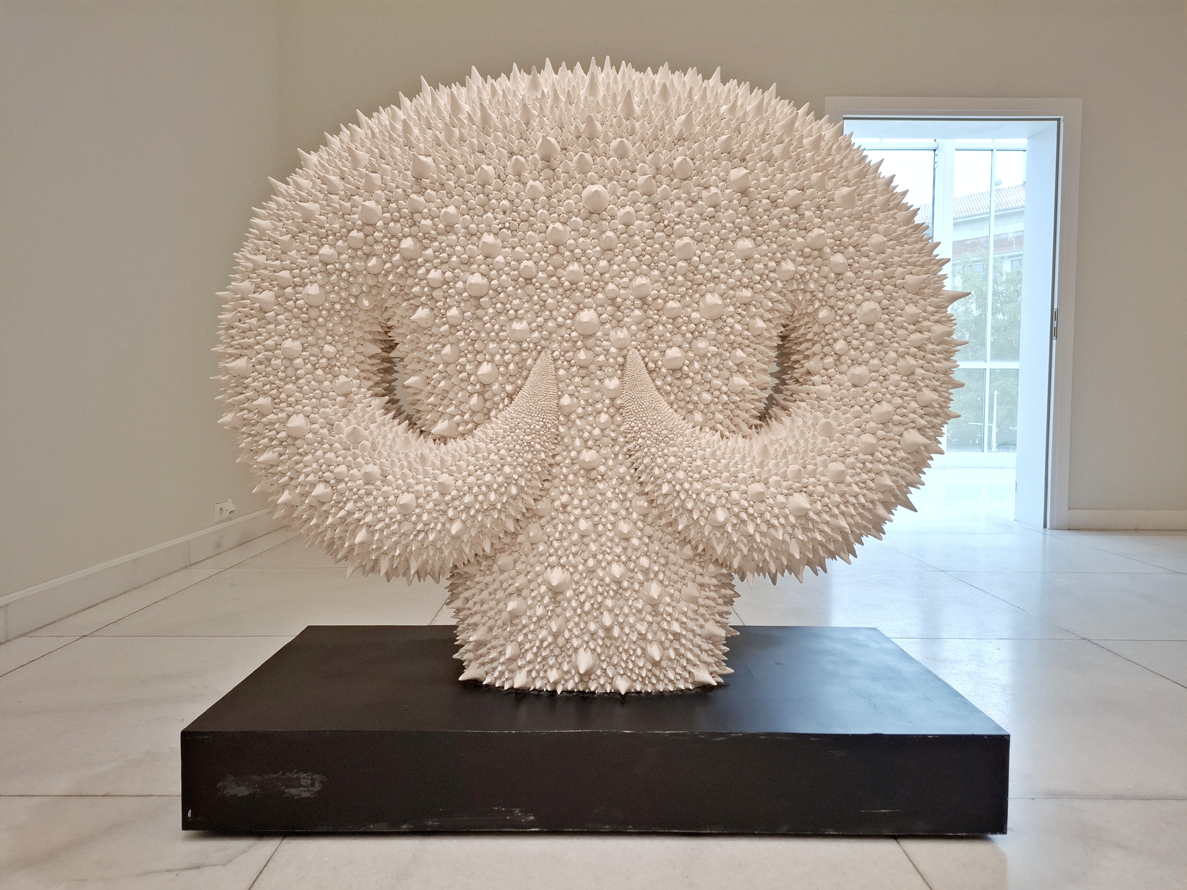 Sculpture exhibition at Państwowa Galeria Sztuki in Sopot featuring contemporary ceramic, textile and sculptural artworks.