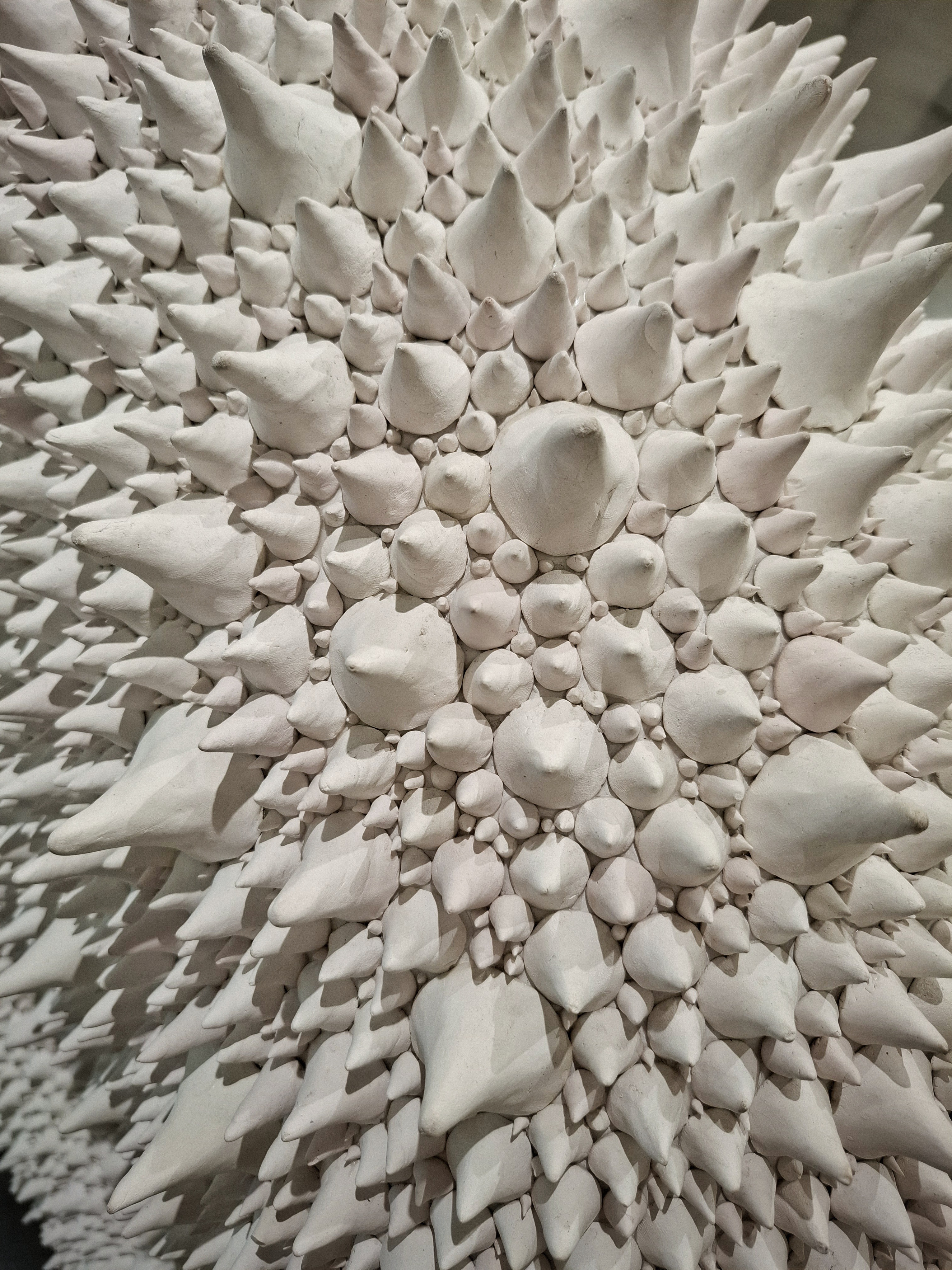 Sculpture exhibition at Państwowa Galeria Sztuki in Sopot featuring contemporary ceramic, textile and sculptural artworks.