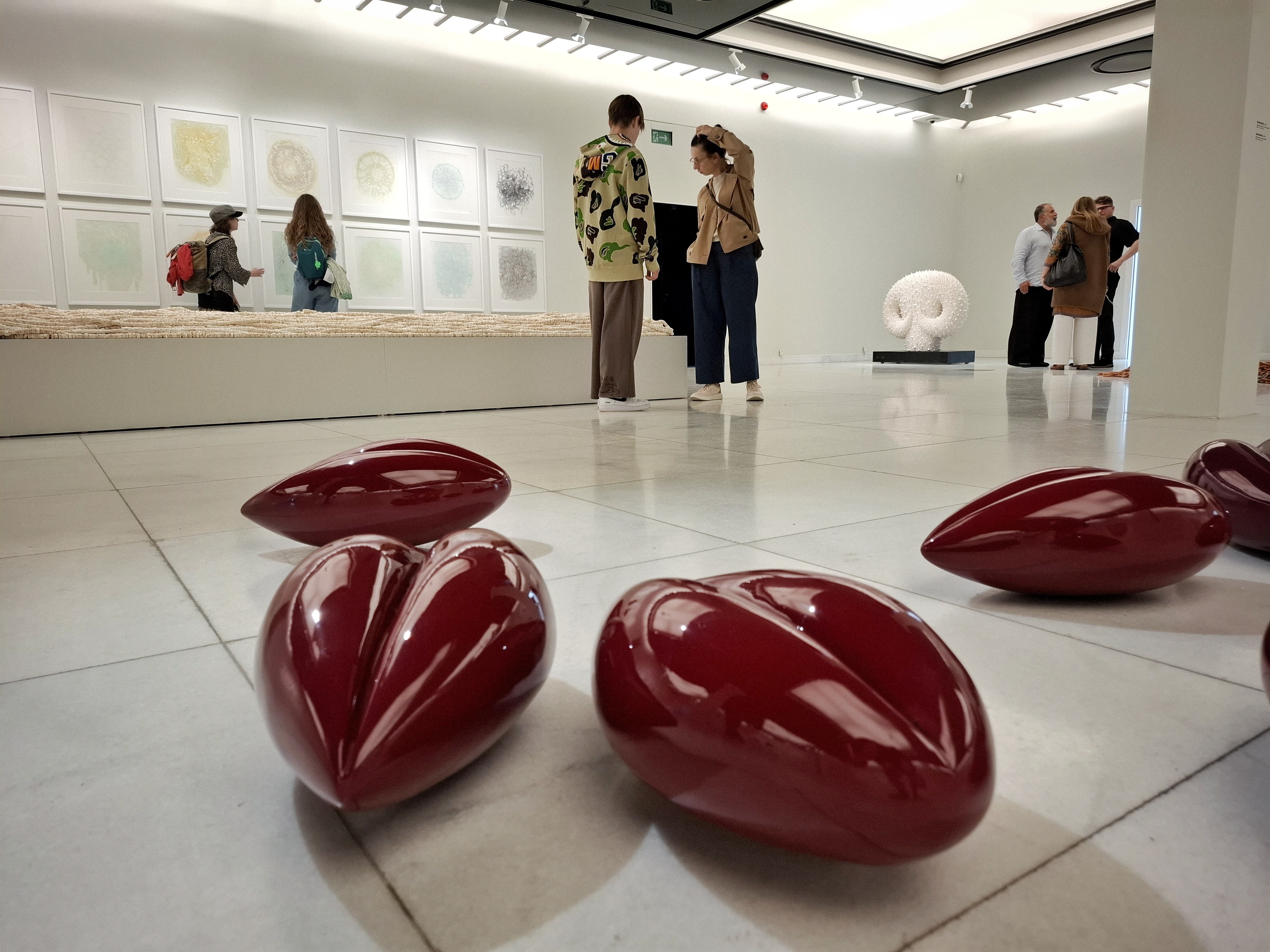 Sculpture exhibition at Państwowa Galeria Sztuki in Sopot featuring contemporary ceramic, textile and sculptural artworks.