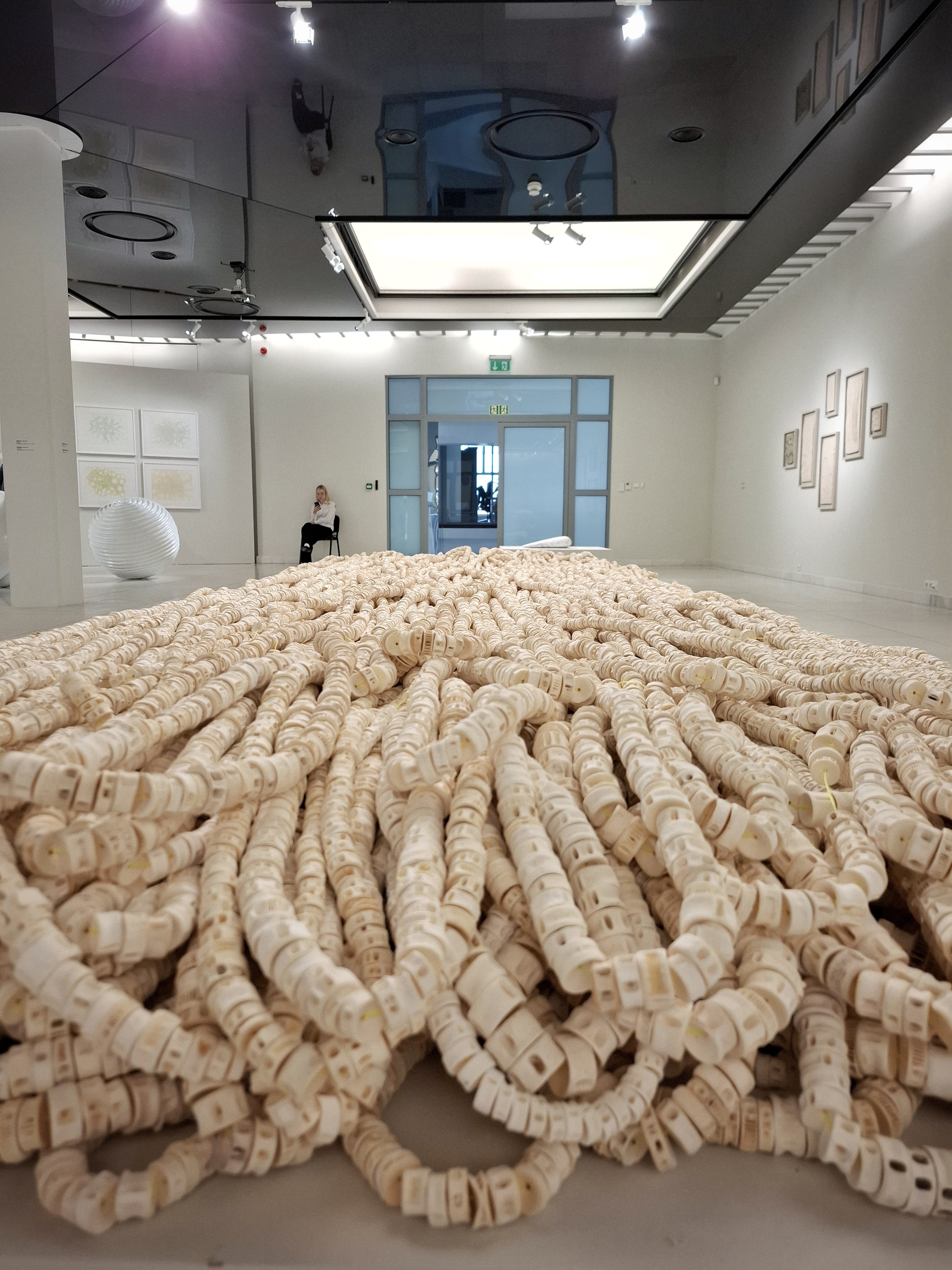 Sculpture exhibition at Państwowa Galeria Sztuki in Sopot featuring contemporary ceramic, textile and sculptural artworks.