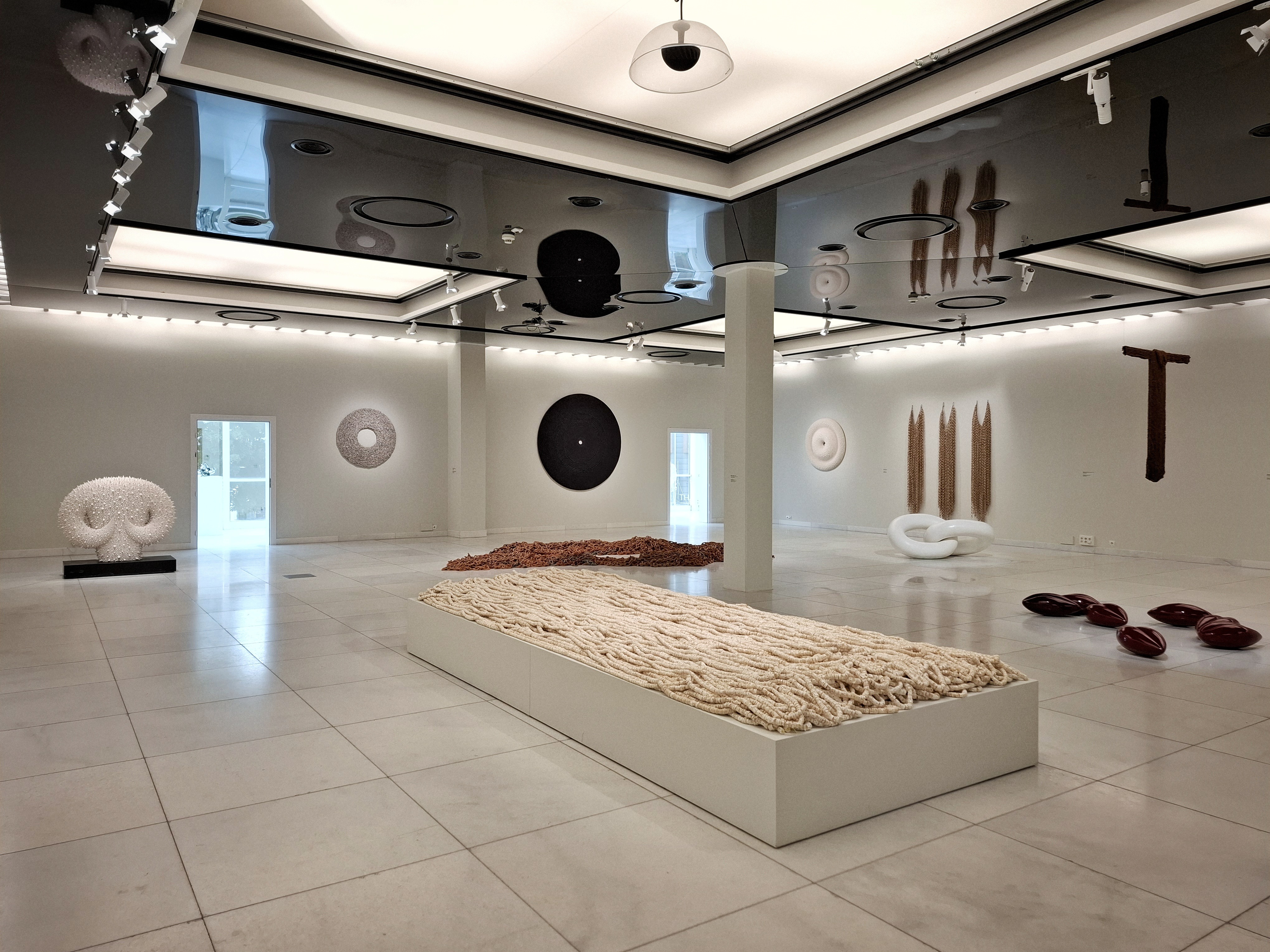 Sculpture exhibition at Państwowa Galeria Sztuki in Sopot featuring contemporary ceramic, textile and sculptural artworks.