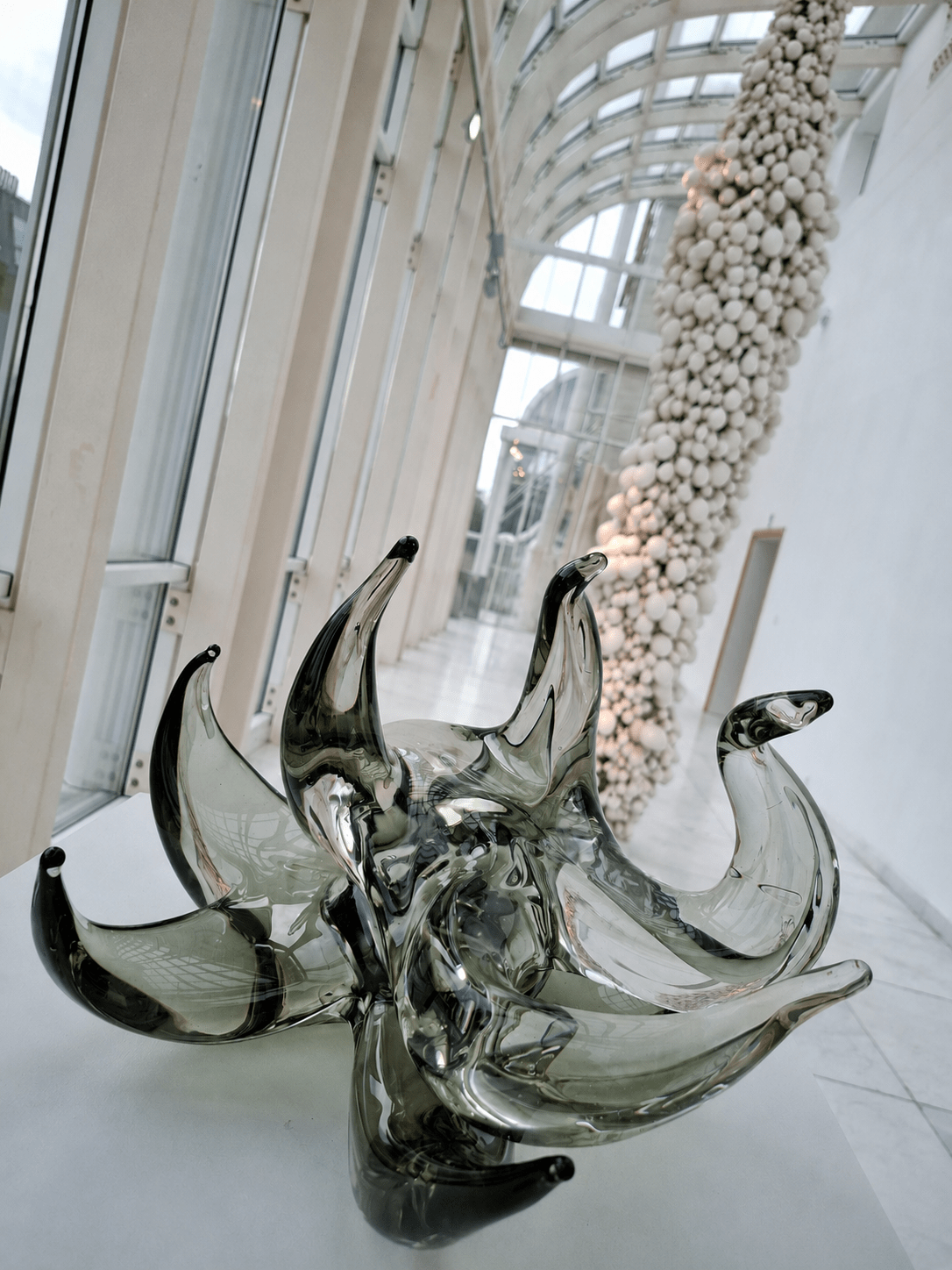 Sculpture exhibition at Państwowa Galeria Sztuki in Sopot featuring contemporary ceramic, textile and sculptural artworks.